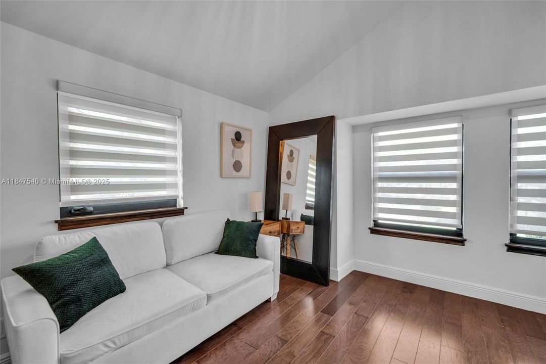 Недавно продано: $1,769,000 (4 спален, 3 ванн, 3288 Квадратных фут)