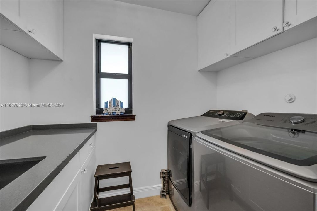 Недавно продано: $1,769,000 (4 спален, 3 ванн, 3288 Квадратных фут)