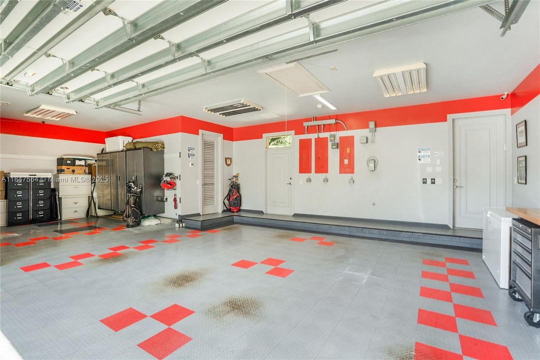 For Sale: $4,450,000 (5 beds, 4 baths, 6680 Square Feet)