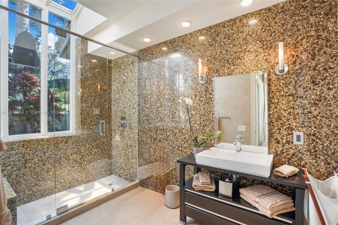 For Sale: $4,450,000 (5 beds, 4 baths, 6680 Square Feet)