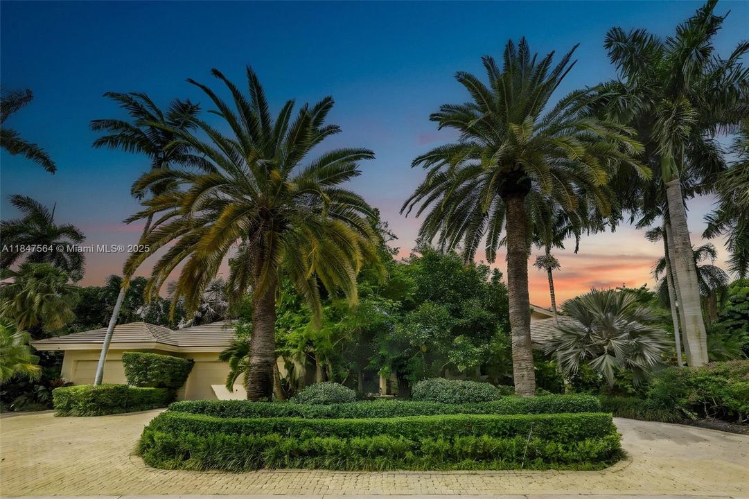 For Sale: $4,450,000 (5 beds, 4 baths, 6680 Square Feet)