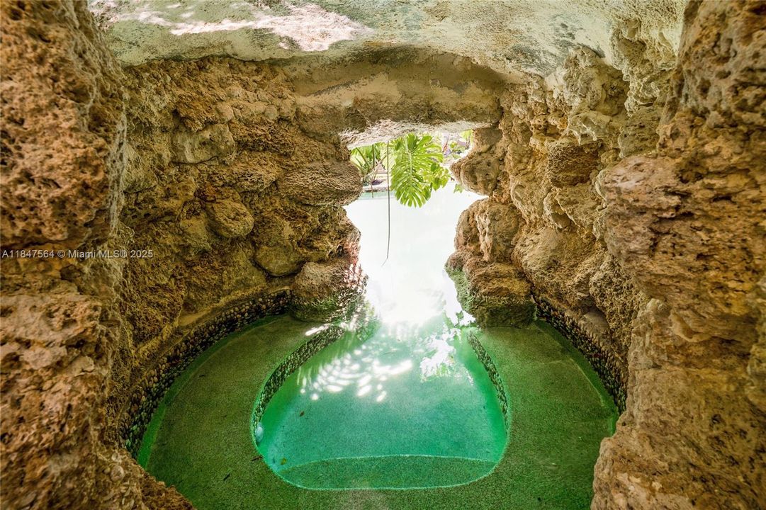 For Sale: $4,450,000 (5 beds, 4 baths, 6680 Square Feet)