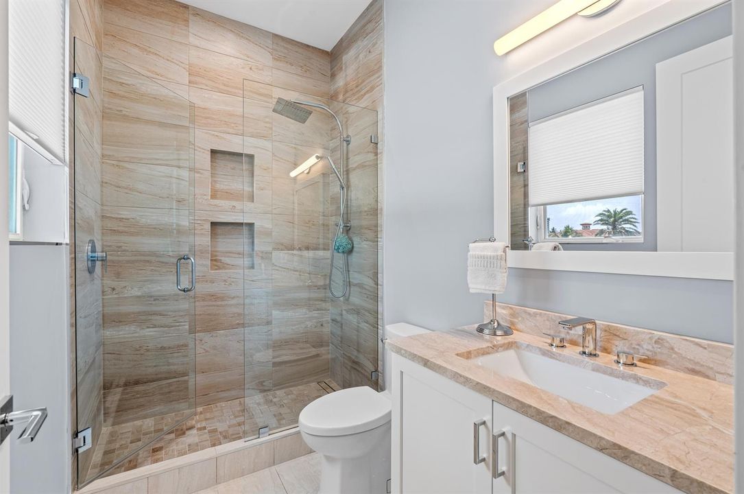 mls_BATHROOM_4_DT