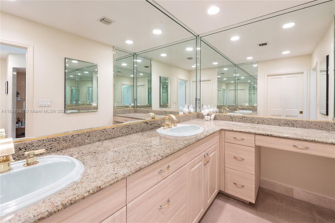 На продажу: $2,149,000 (5 спален, 4 ванн, 4001 Квадратных фут)