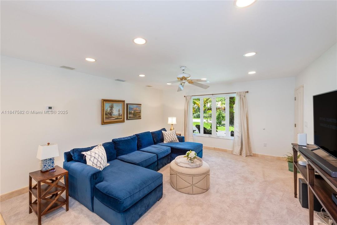 На продажу: $2,149,000 (5 спален, 4 ванн, 4001 Квадратных фут)