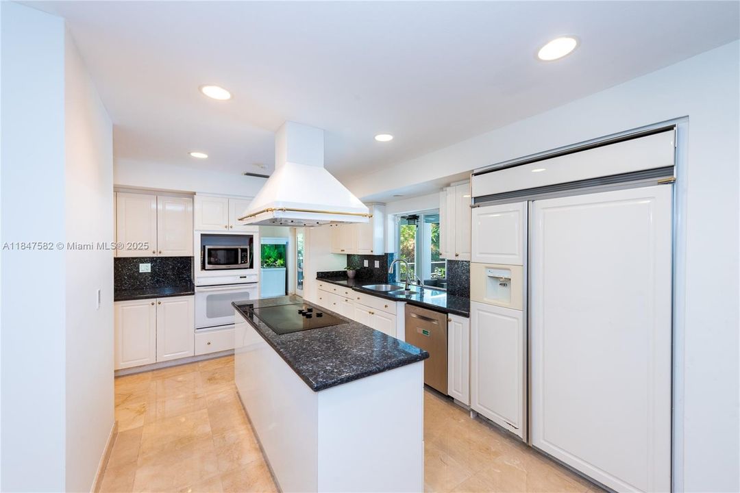 На продажу: $2,149,000 (5 спален, 4 ванн, 4001 Квадратных фут)