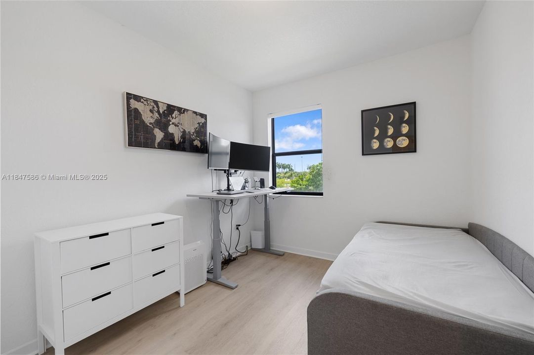 Под контрактом: $4,500 (4 спален, 2 ванн, 1587 Квадратных фут)