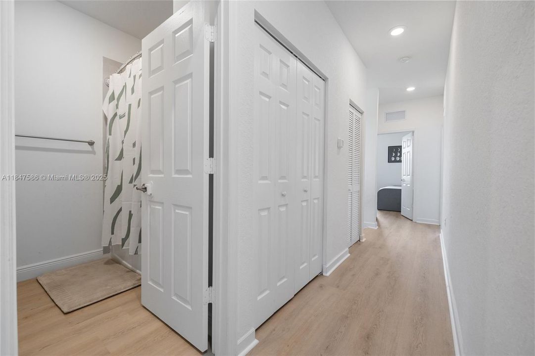 Под контрактом: $4,500 (4 спален, 2 ванн, 1587 Квадратных фут)