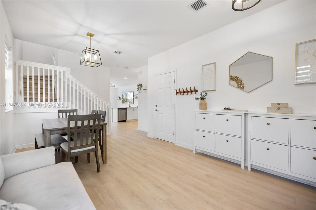 Под контрактом: $4,500 (4 спален, 2 ванн, 1587 Квадратных фут)