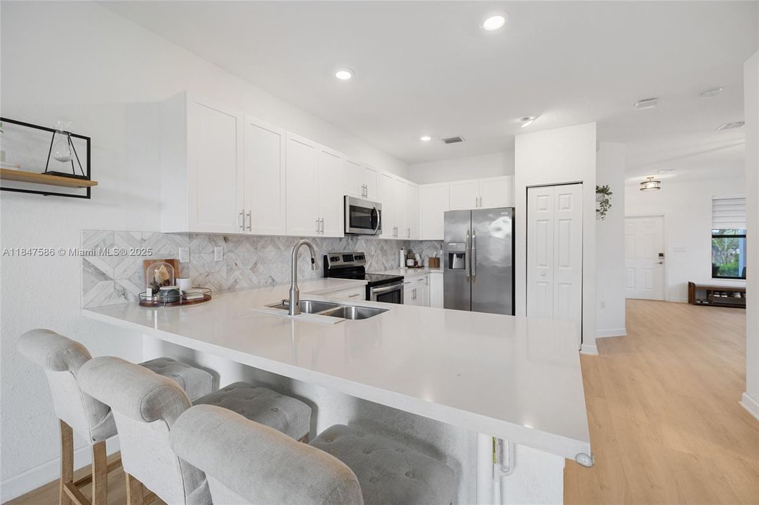 Под контрактом: $4,500 (4 спален, 2 ванн, 1587 Квадратных фут)