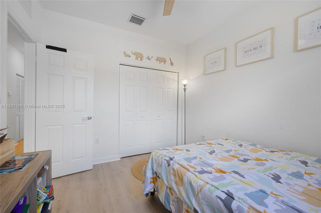 Под контрактом: $4,500 (4 спален, 2 ванн, 1587 Квадратных фут)