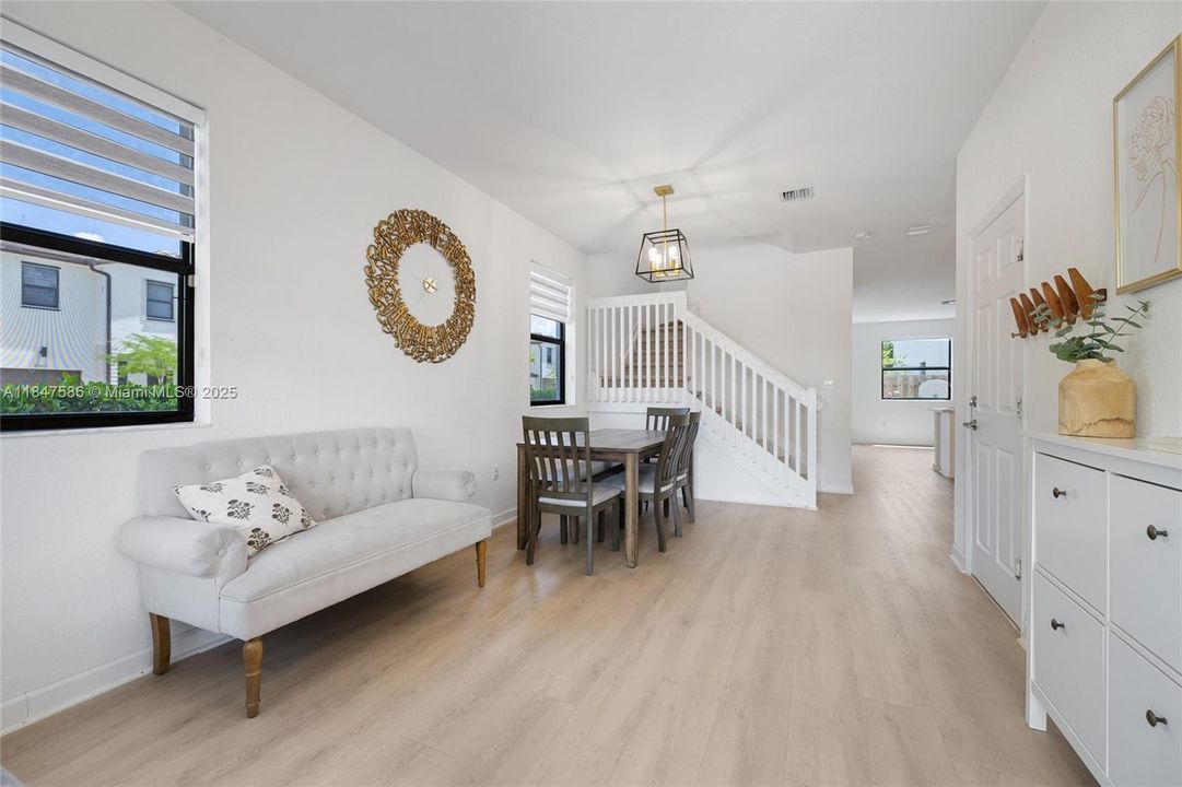 Под контрактом: $4,500 (4 спален, 2 ванн, 1587 Квадратных фут)