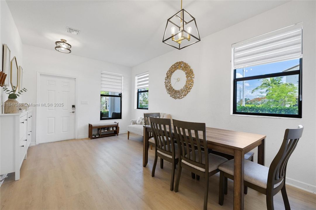 Под контрактом: $4,500 (4 спален, 2 ванн, 1587 Квадратных фут)