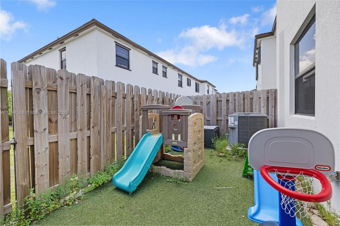 Под контрактом: $4,500 (4 спален, 2 ванн, 1587 Квадратных фут)