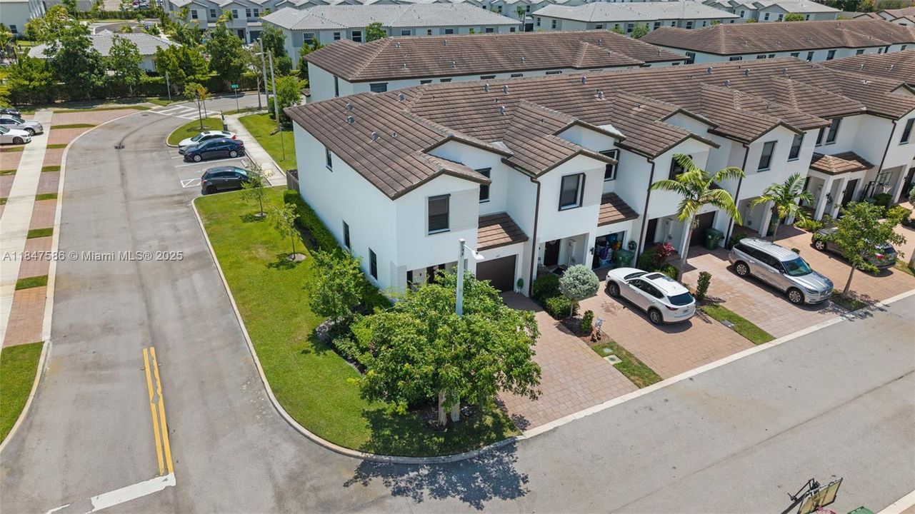 Под контрактом: $4,500 (4 спален, 2 ванн, 1587 Квадратных фут)