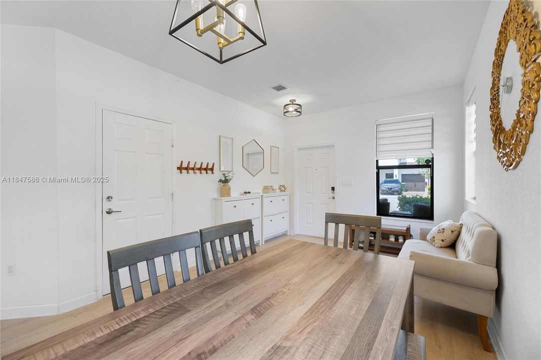 Под контрактом: $4,500 (4 спален, 2 ванн, 1587 Квадратных фут)