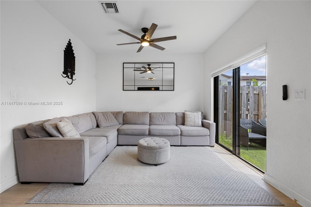 Под контрактом: $4,500 (4 спален, 2 ванн, 1587 Квадратных фут)