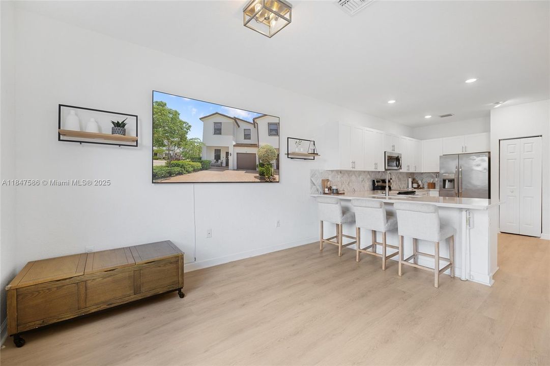 Под контрактом: $4,500 (4 спален, 2 ванн, 1587 Квадратных фут)