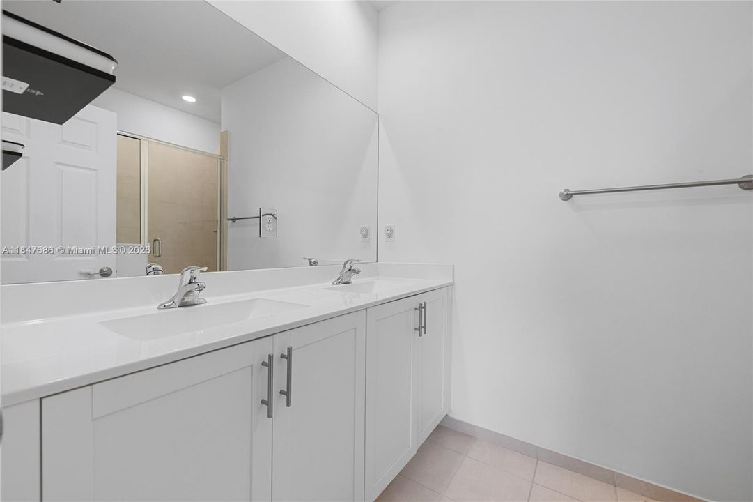 Под контрактом: $4,500 (4 спален, 2 ванн, 1587 Квадратных фут)