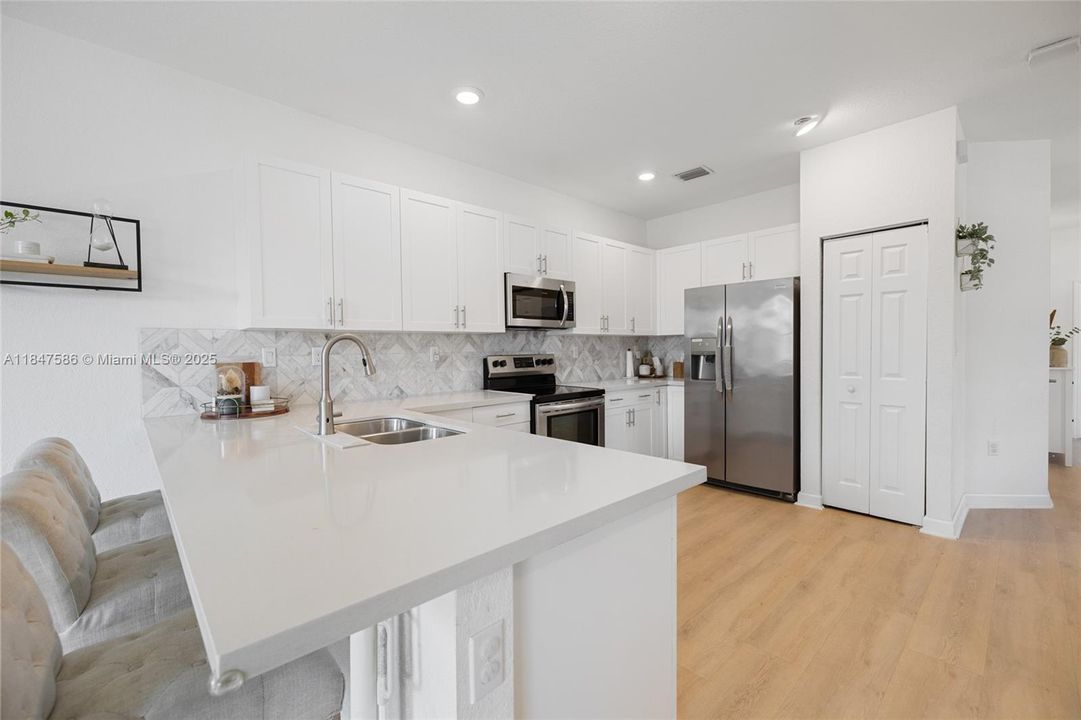 Под контрактом: $4,500 (4 спален, 2 ванн, 1587 Квадратных фут)