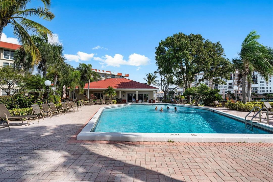 For Sale: $260,000 (1 beds, 1 baths, 900 Square Feet)