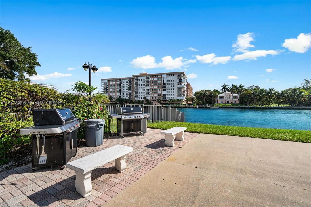 For Sale: $260,000 (1 beds, 1 baths, 900 Square Feet)