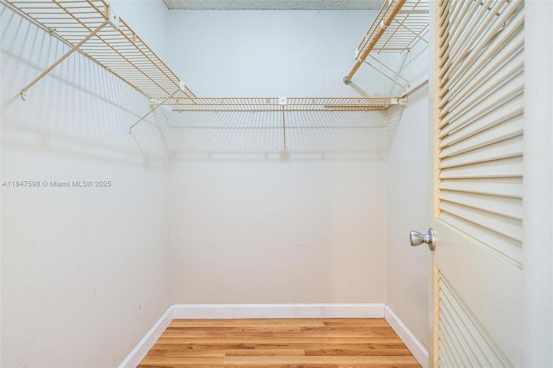 For Sale: $260,000 (1 beds, 1 baths, 900 Square Feet)