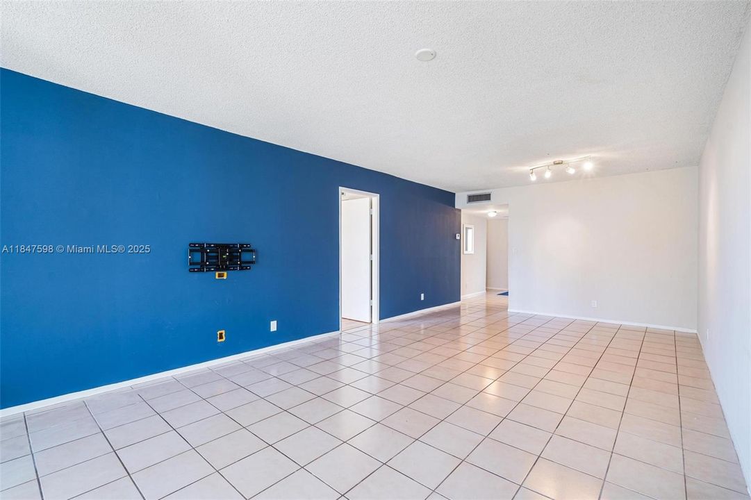 For Sale: $260,000 (1 beds, 1 baths, 900 Square Feet)