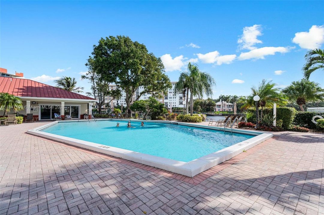 For Sale: $260,000 (1 beds, 1 baths, 900 Square Feet)