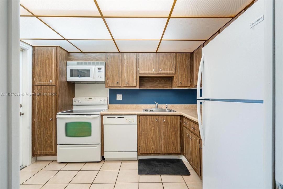 For Sale: $260,000 (1 beds, 1 baths, 900 Square Feet)