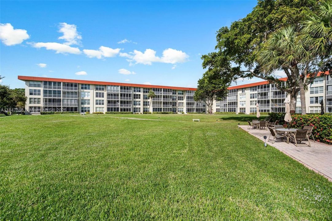 For Sale: $260,000 (1 beds, 1 baths, 900 Square Feet)