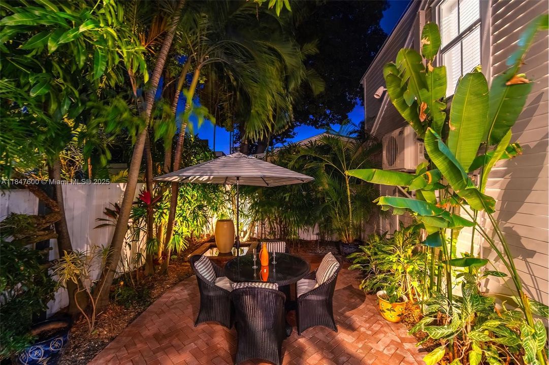 For Sale: $3,595,000 (5 beds, 4 baths, 2721 Square Feet)