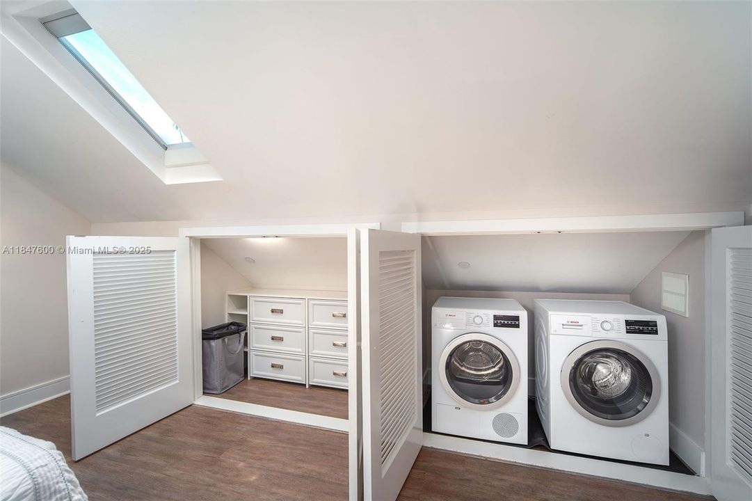 For Sale: $3,595,000 (5 beds, 4 baths, 2721 Square Feet)