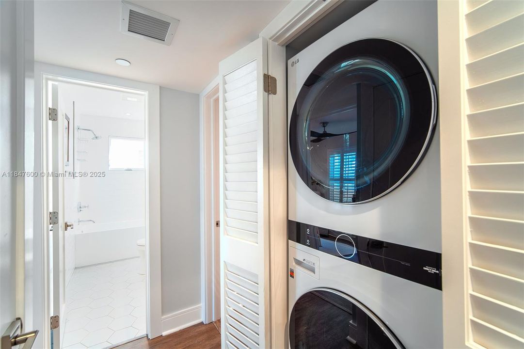 For Sale: $3,595,000 (5 beds, 4 baths, 2721 Square Feet)