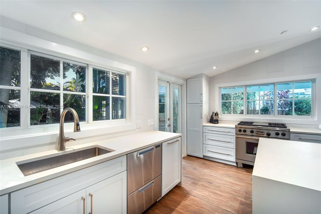 For Sale: $3,595,000 (5 beds, 4 baths, 2721 Square Feet)