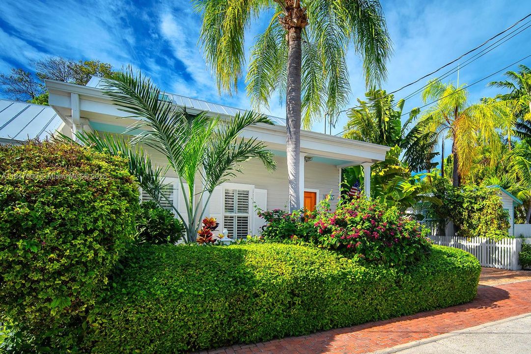 For Sale: $3,595,000 (5 beds, 4 baths, 2721 Square Feet)