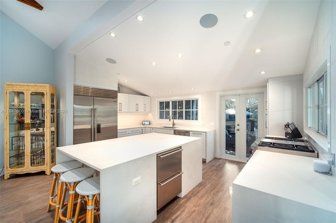 For Sale: $3,595,000 (5 beds, 4 baths, 2721 Square Feet)