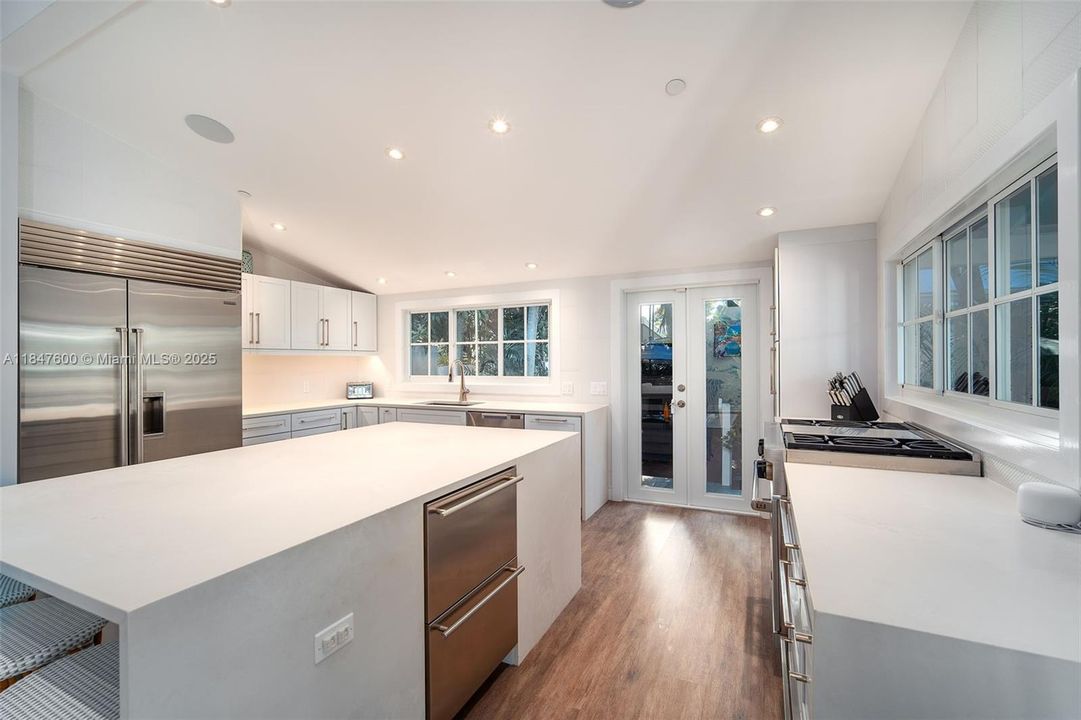 For Sale: $3,595,000 (5 beds, 4 baths, 2721 Square Feet)