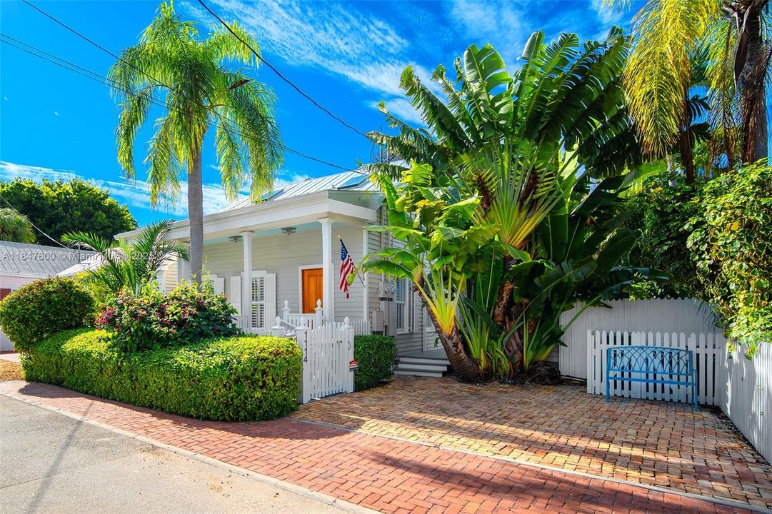 For Sale: $3,595,000 (5 beds, 4 baths, 2721 Square Feet)