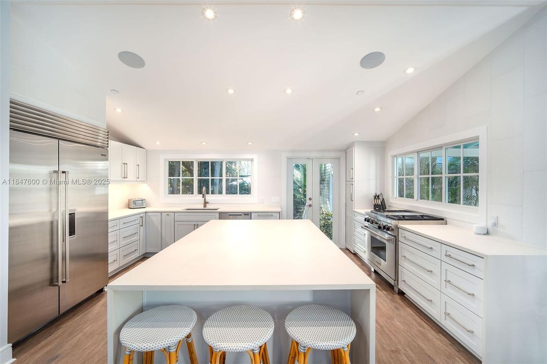 For Sale: $3,595,000 (5 beds, 4 baths, 2721 Square Feet)