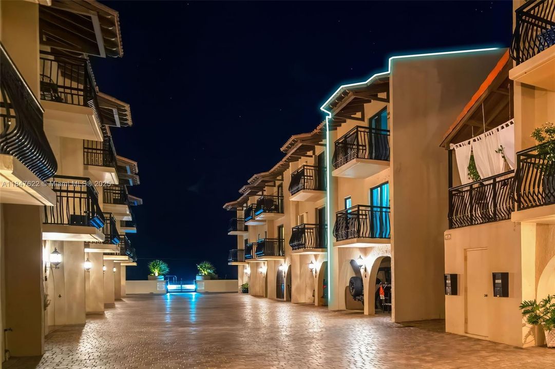 待售: $1,999,000 (2 贝兹, 3 浴室, 1940 平方英尺)