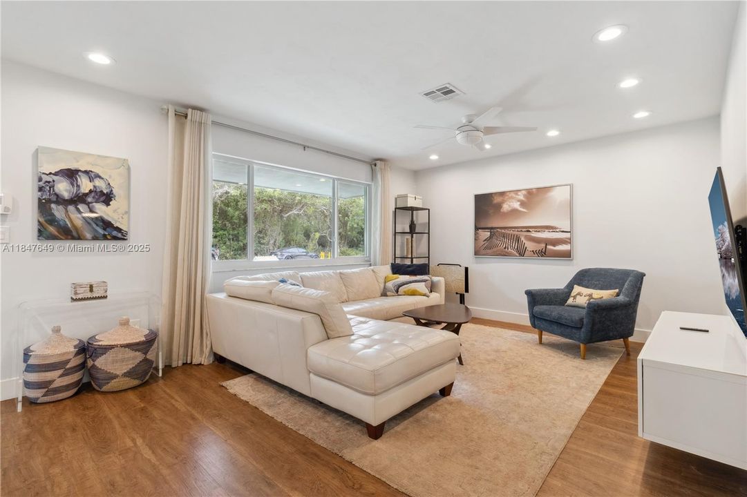 Recently Sold: $799,999 (3 beds, 2 baths, 1633 Square Feet)