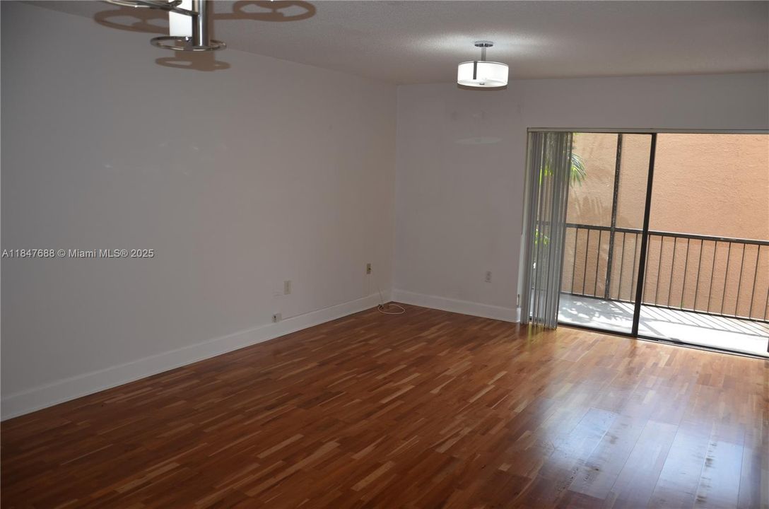 Active With Contract: $165,000 (1 beds, 1 baths, 750 Square Feet)