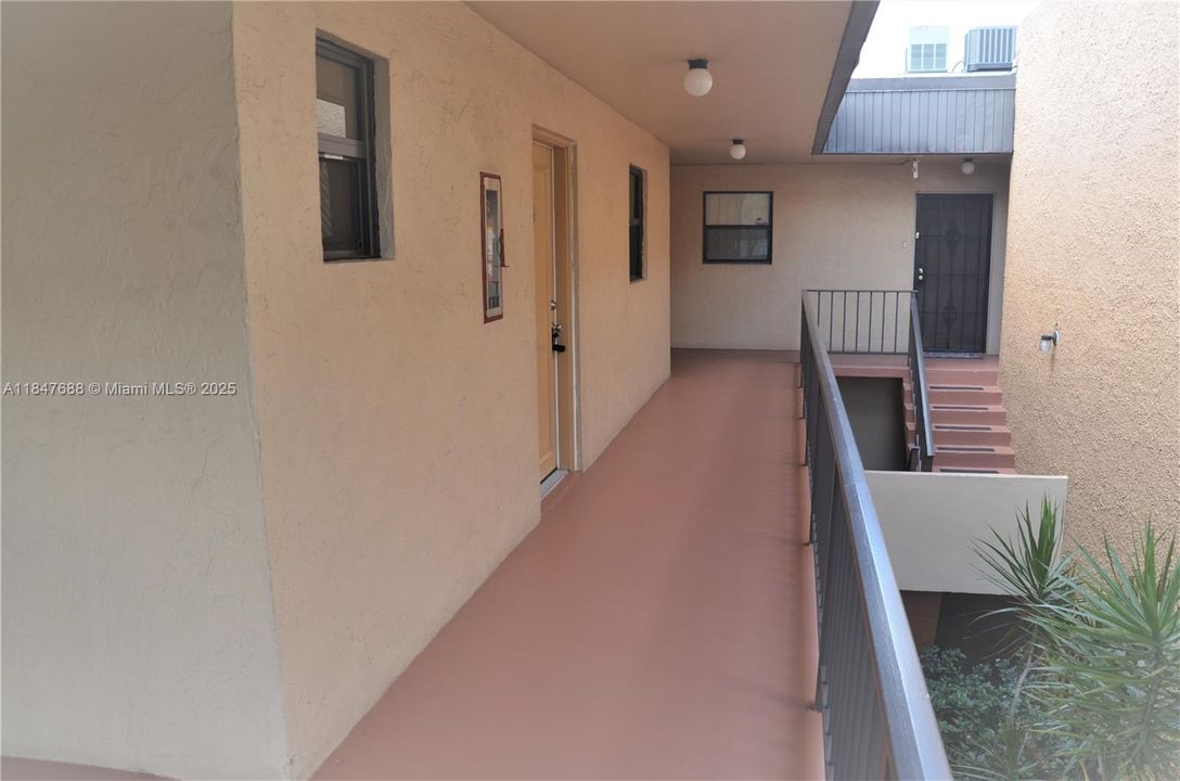 Active With Contract: $165,000 (1 beds, 1 baths, 750 Square Feet)