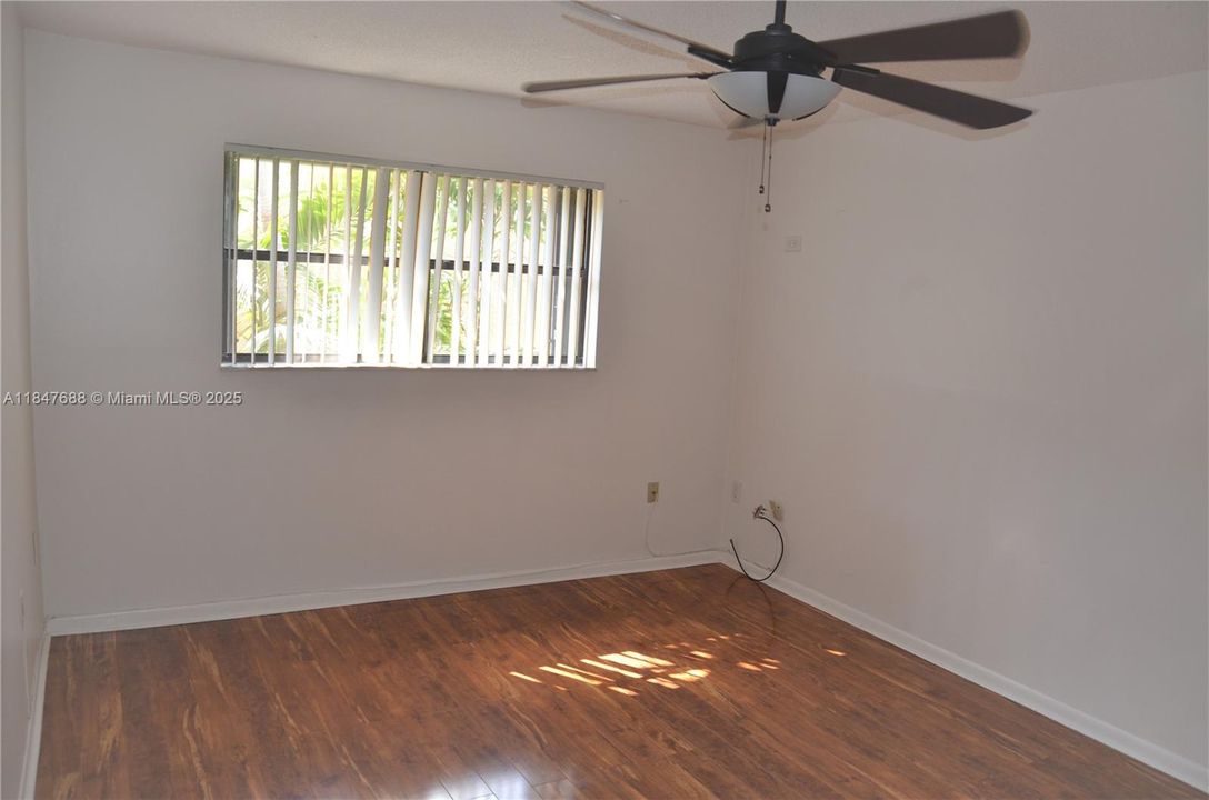 Active With Contract: $165,000 (1 beds, 1 baths, 750 Square Feet)