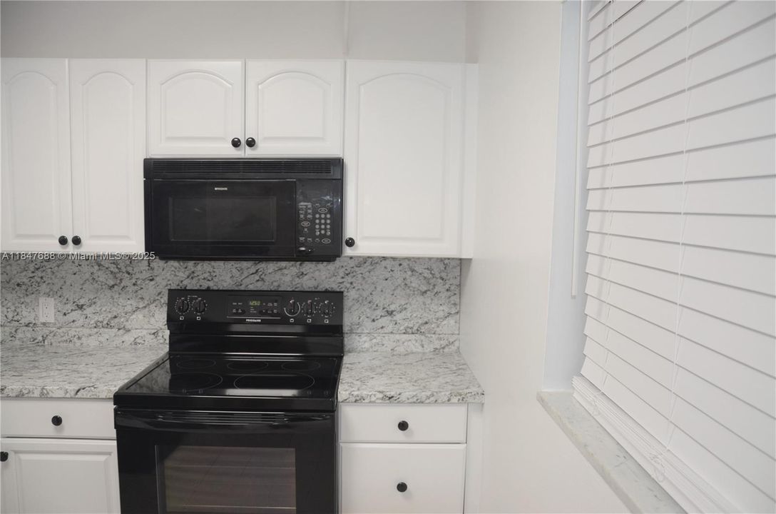Active With Contract: $165,000 (1 beds, 1 baths, 750 Square Feet)