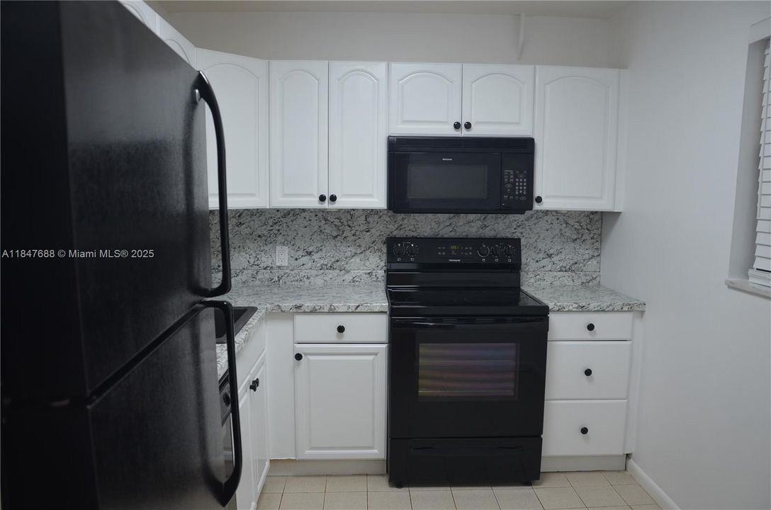 Active With Contract: $165,000 (1 beds, 1 baths, 750 Square Feet)