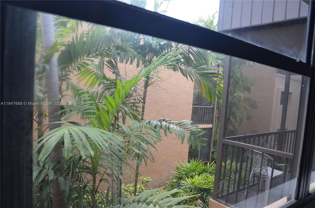 Active With Contract: $165,000 (1 beds, 1 baths, 750 Square Feet)