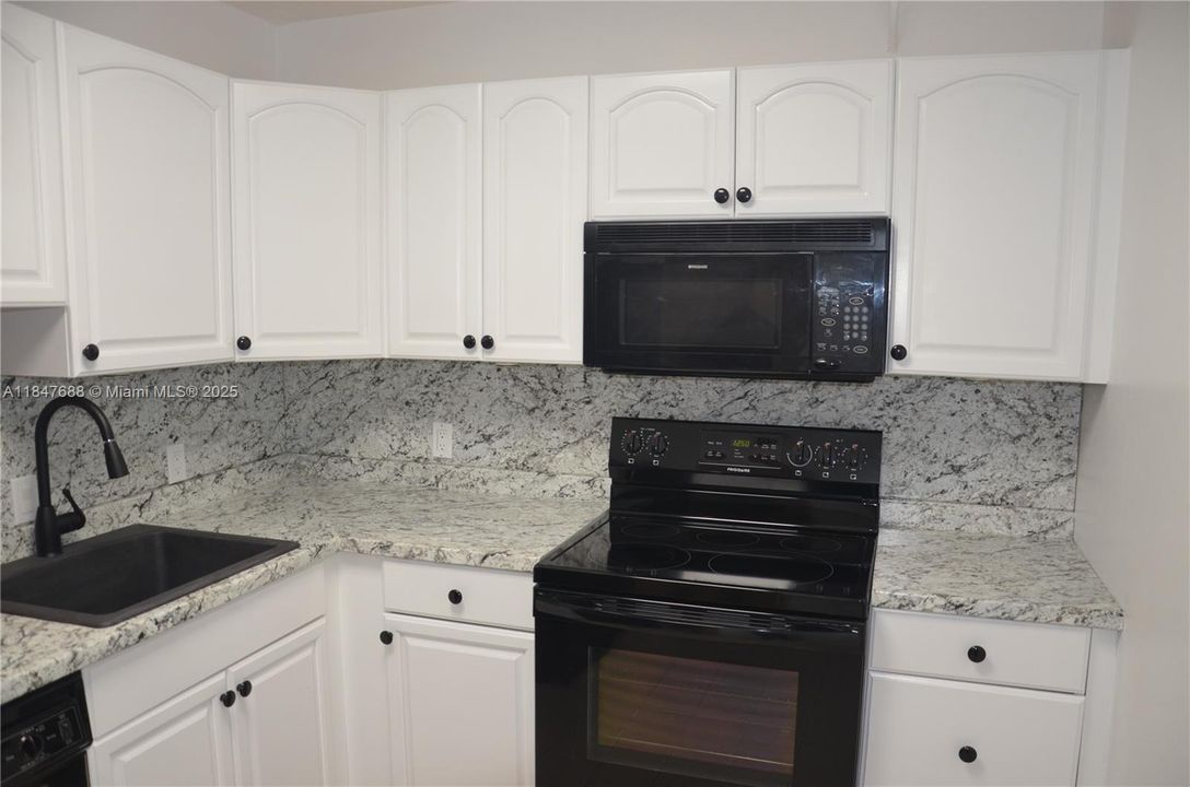 Active With Contract: $165,000 (1 beds, 1 baths, 750 Square Feet)