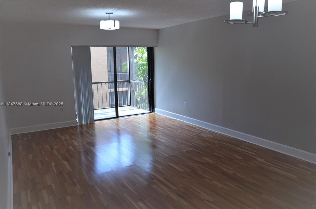 Active With Contract: $165,000 (1 beds, 1 baths, 750 Square Feet)